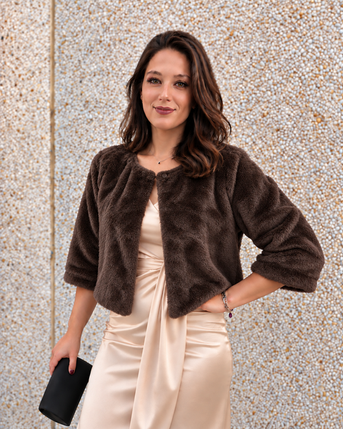 Chaqueta corta de pelo con manga francesa color chocolate para invitada de boda SXIA