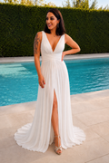 Parte delantera de vestido largo de gasa blanco con vuelo de novia civil escote en V y abertura en la pierna