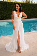 Parte delantera de vestido largo de gasa blanco con vuelo de novia civil escote en V y abertura en la pierna