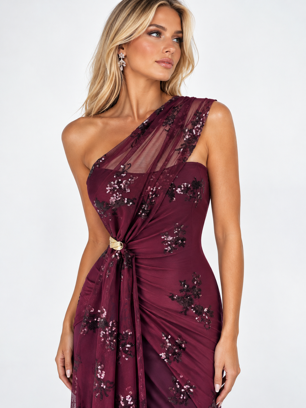 Vestido de invitada asimétrico burdeos de tul y lentejuelas con tirante cruzado y detalle en la cintura.
