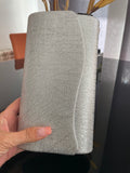 Bolso de mano en color gris plata con dibujos de hilos plateados entrelazados y fondo brillante plateado SXIA 