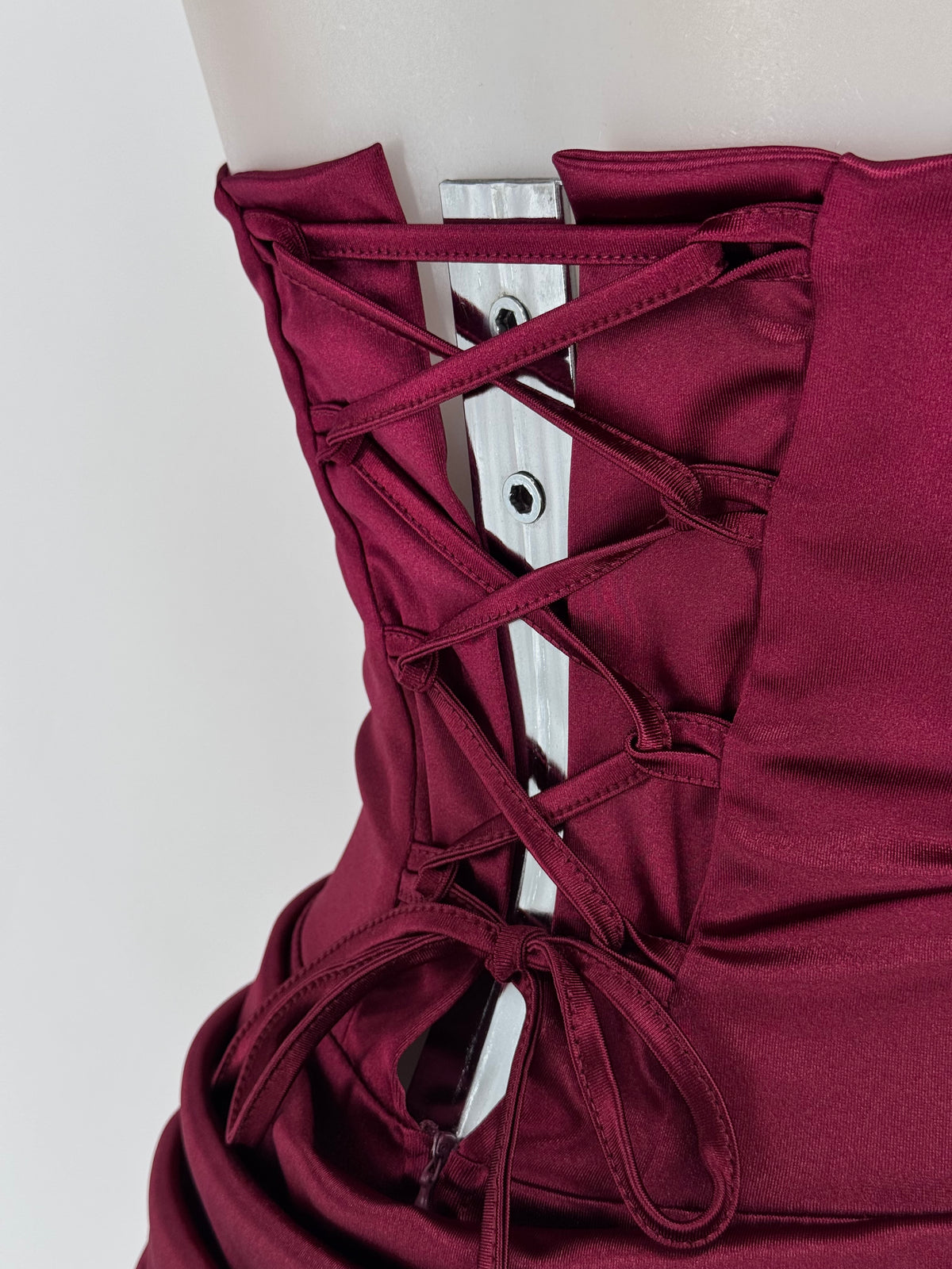 Vestido corto Lindsay Burdeos