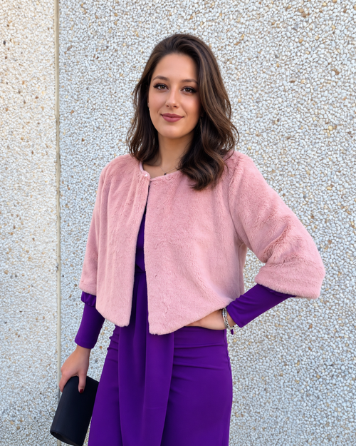 Chaqueta de pelo para fiesta e invitada muy suave de color rosa clarito de corte a la cintura y manga  francesa 