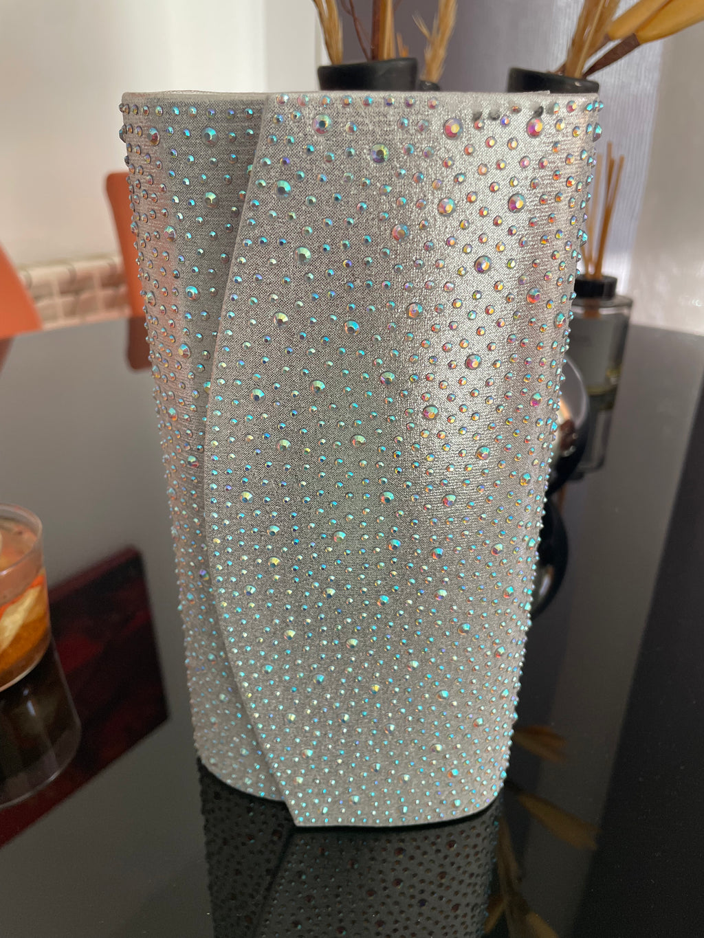 Bolso de mano para invitada o fiesta en color plata con piedritas de reflejo multicolor y base de tela color plata brillante SXIA