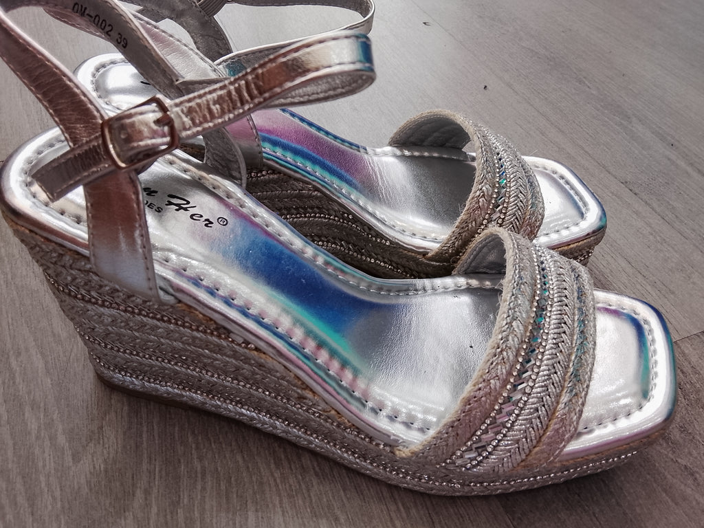 sandalia cuña plata