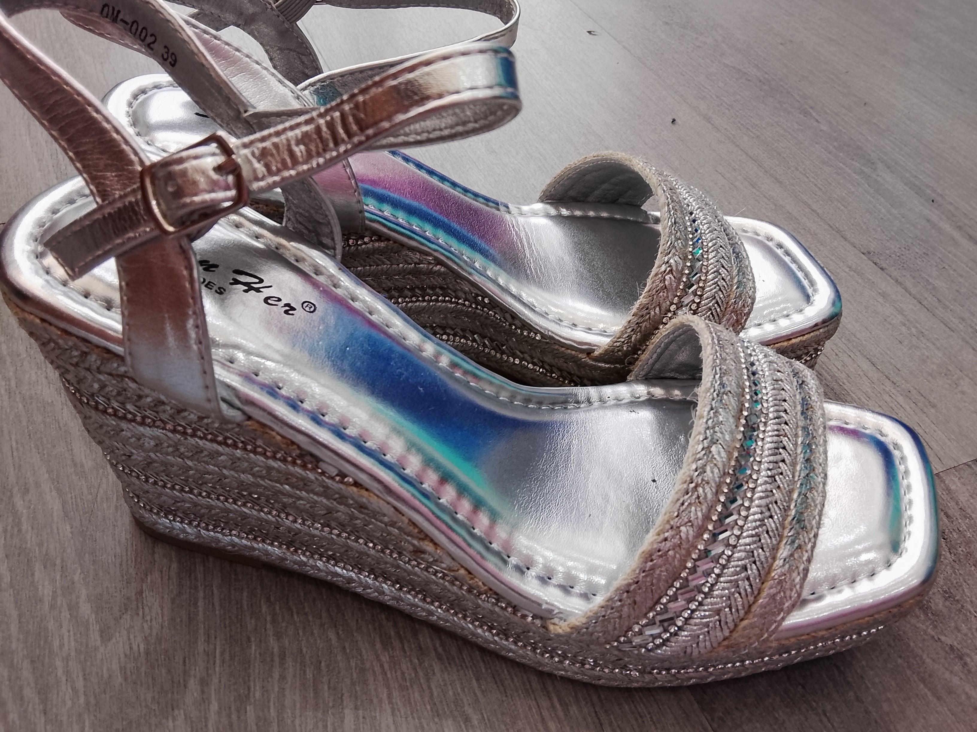 sandalia cuña plata
