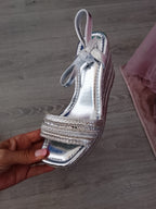 sandalia cuña plata