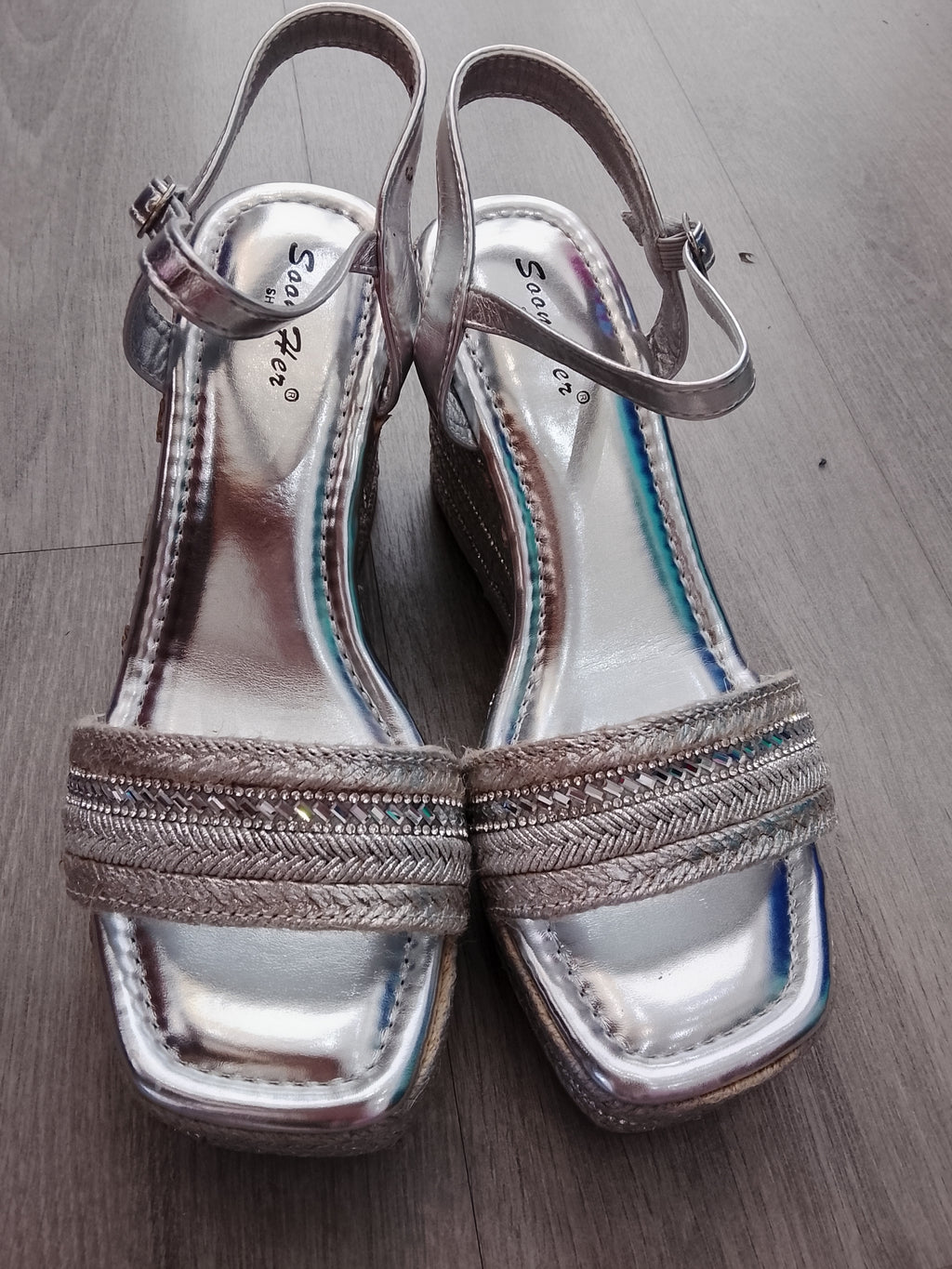 sandalia cuña plata