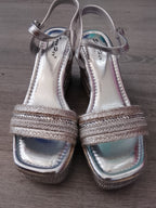 sandalia cuña plata