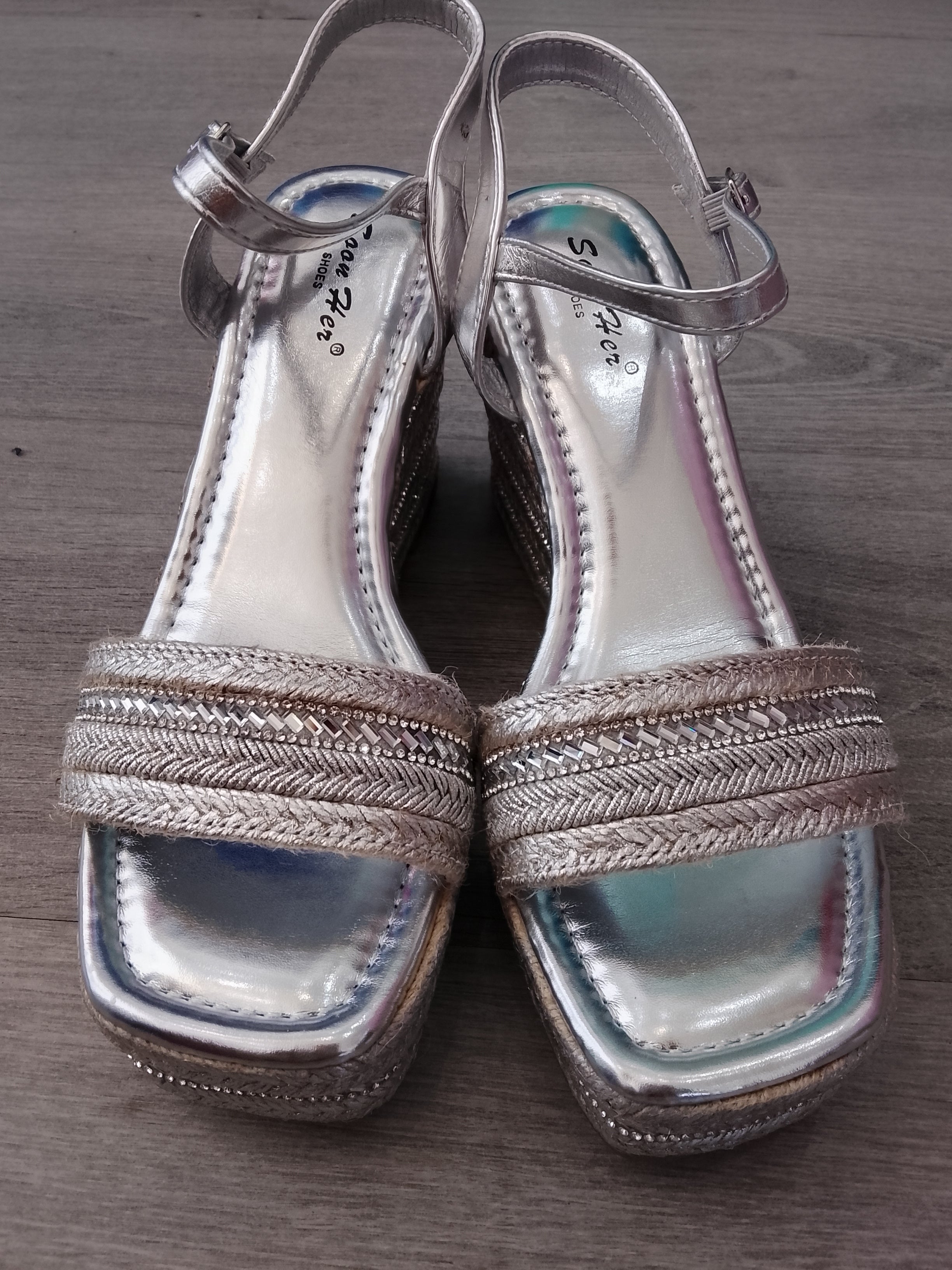 sandalia cuña plata
